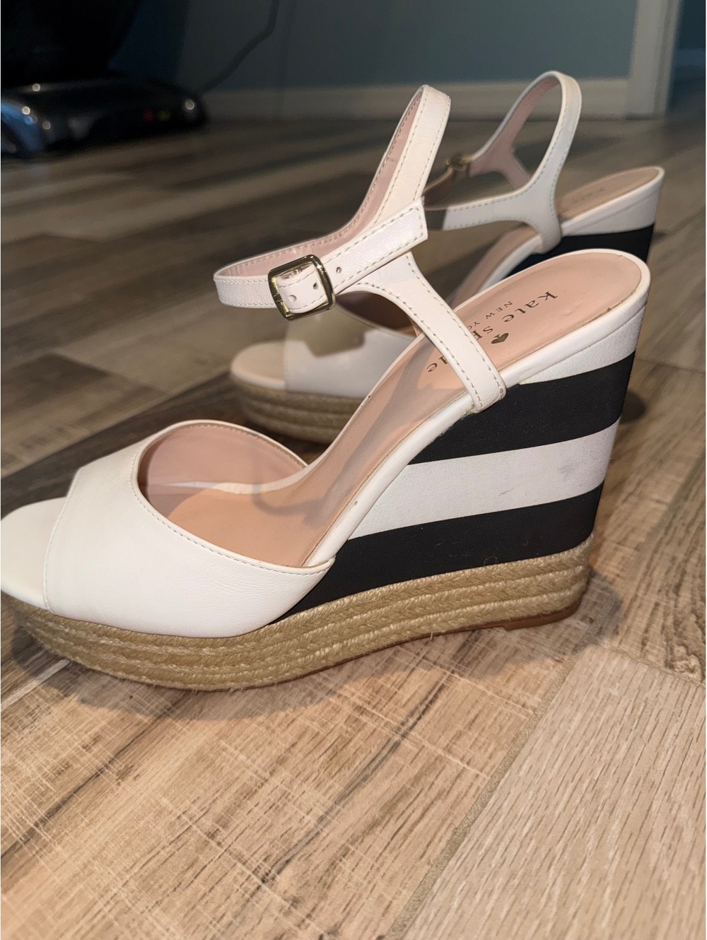 Kate Spade New York Women's White Leather Ankle Strap Wedge Sandals with Black & - Picture 5 of 8